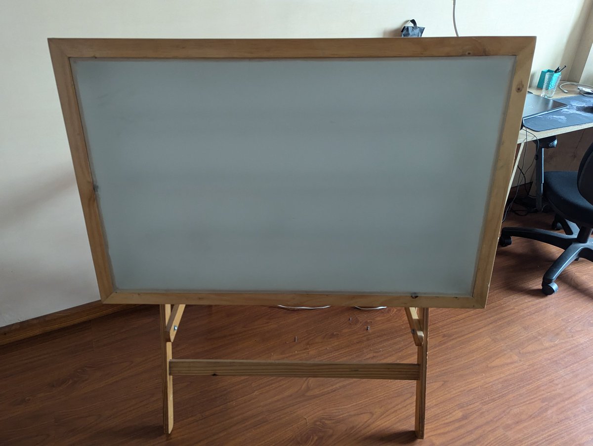 Kitsunenruana's tweet photo. Amistades, estoy vendiendo mesa de dibujo, es de tamaño pliego aproximadamente, está en buenas condiciones y cuenta con iluminación. Necesito venderla ya que mi perro Milo necesita una cirugía dentro de poco y estoy desempleado. En Bogotá, Pls RT https://t.co/7oWcQQsZ1E
