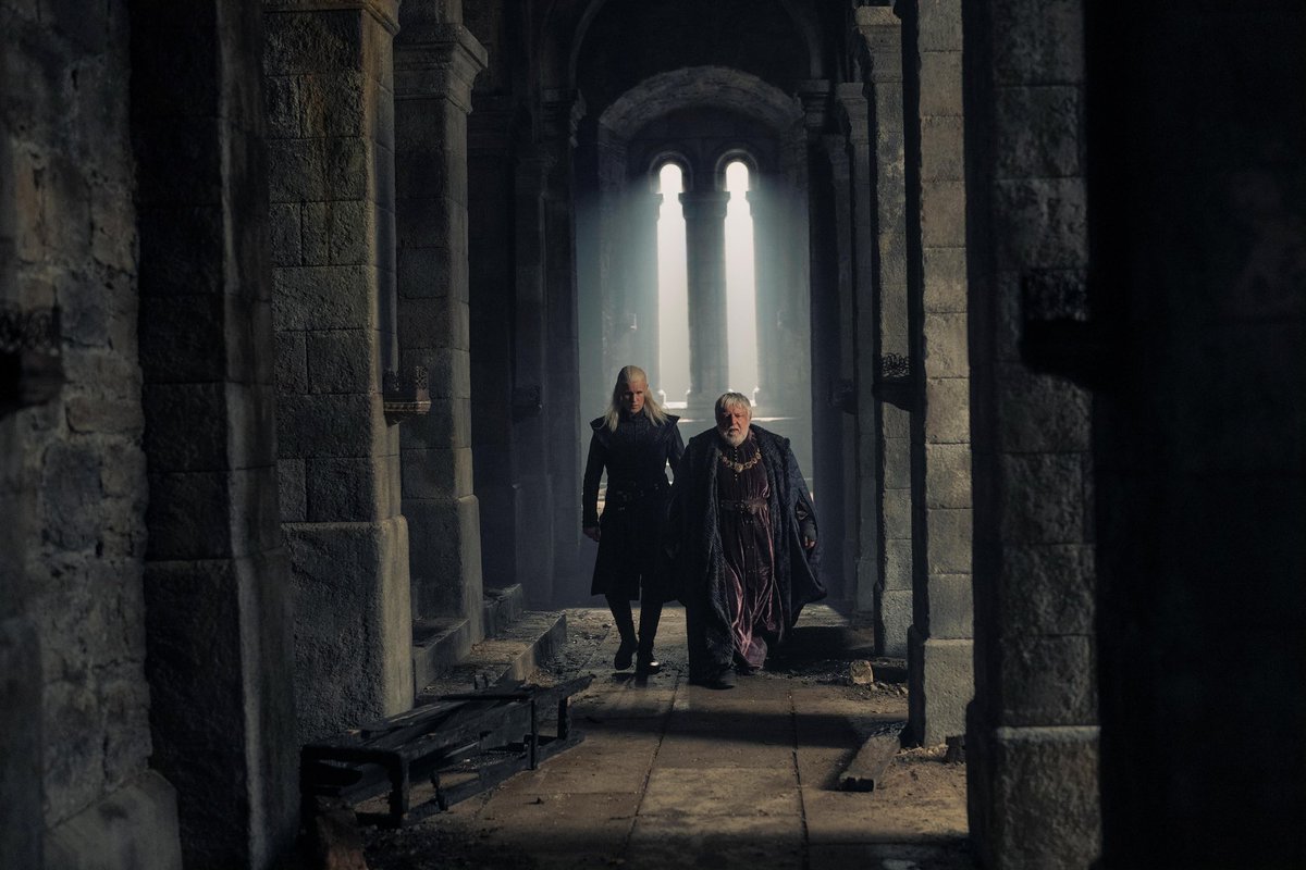 I love that **SIR** Simon Russell Beale plays Ser Simon Strong. Great choice all around #HouseOfThedragon