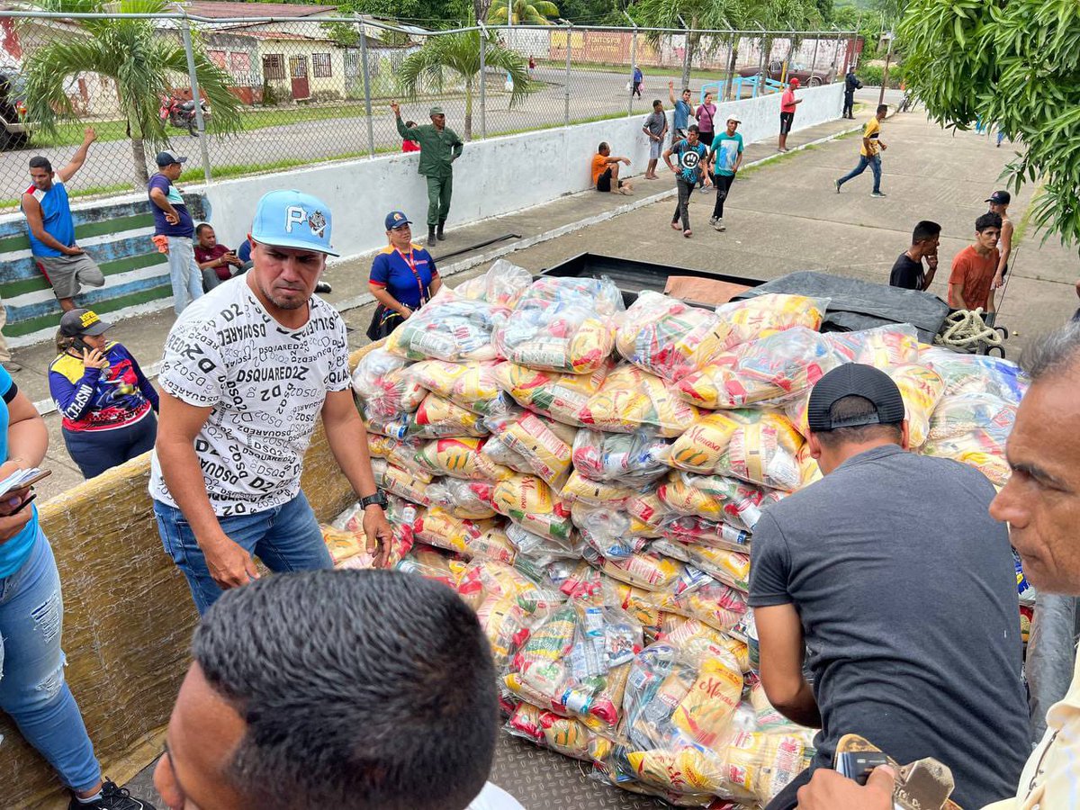 <a href="/MinAlimenVen/">minalimentacion_ve</a> <a href="/LealTelleria/">M/G Carlos Leal Tellería</a> Aquí estamos con nuestro ministro <a href="/LealTelleria/">M/G Carlos Leal Tellería</a>  y todo el gobierno nacional por instrucciones de nuestro presidente <a href="/NicolasMaduro/">Nicolás Maduro</a> atendiendo de forma inmediata las familias del estado Sucre por amor a Venezuela mi patria querida