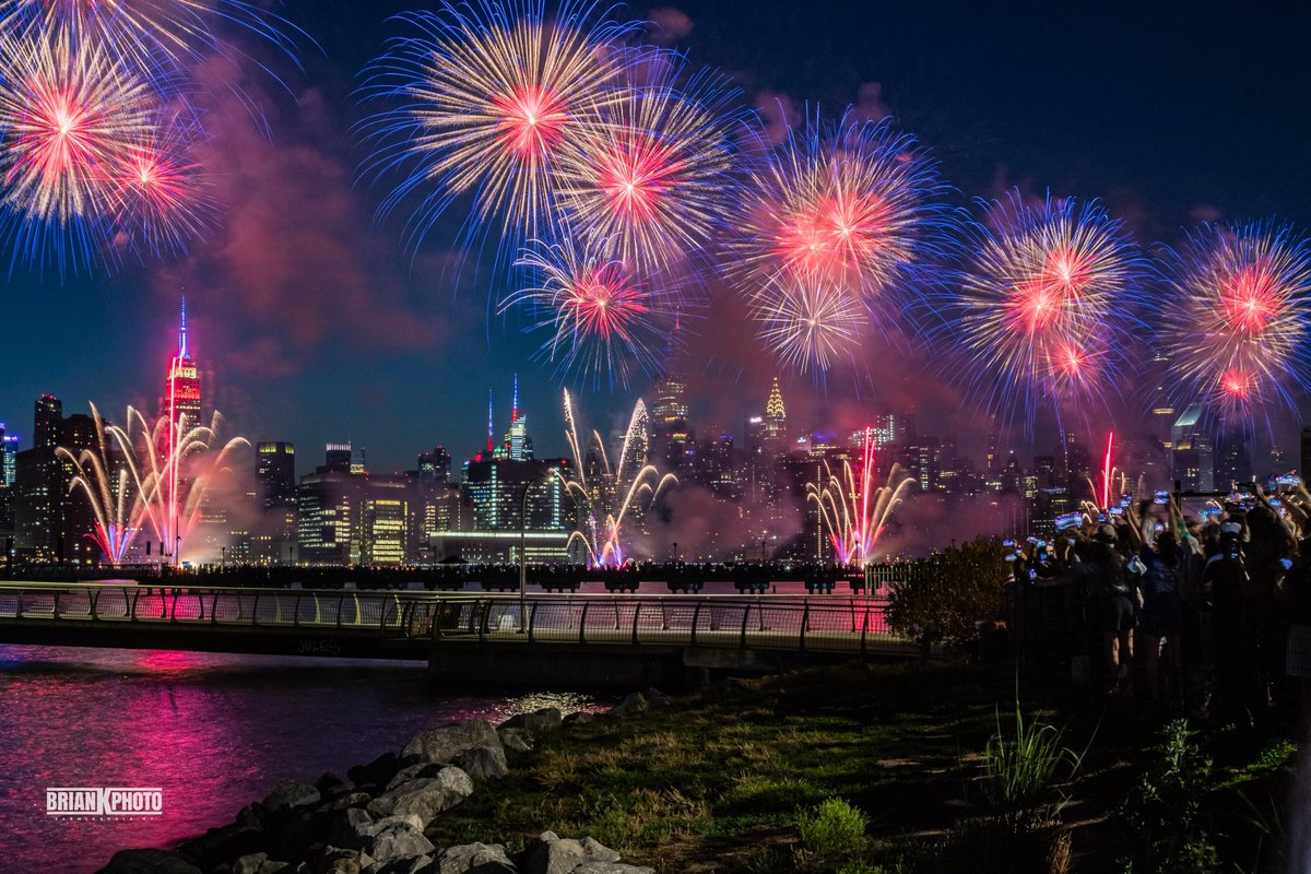 briank_photo's tweet image. Going through photos from last years @macys #4thofjuly fireworks and trying to convince myself not to put myself through another year of dealing with disrespectful people. 

#fireworks #fireworksphotography #nycfireworks #reflections  #canonusa #teamcanon  #empirestatebuilding