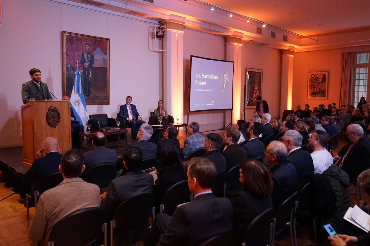 maxipullaro's tweet photo. Hoy presentamos en Cancillería el Santa Fe Business Forum. Este evento único en el país recibirá en #Rosario a más de 200 empresas de todo el mundo para que conozcan nuestra industria y nuestro campo, concretando negocios e inversiones que se conviertan en oportunidades de crecimiento y empleo para todos los vecinos de la Invencible Provincia de Santa Fe.

Santa Fe es un pueblo de inmigrantes y originarios que hicieron grande a nuestro país. Acá tenemos al campo, a la industria, y el potencial para innovar, crecer y exportar. Por eso estamos convencidos de que continuando por este camino de trabajo, esfuerzo y oportunidades, va a ponerse en marcha el motor productivo que impulse la economía de toda la República Argentina.