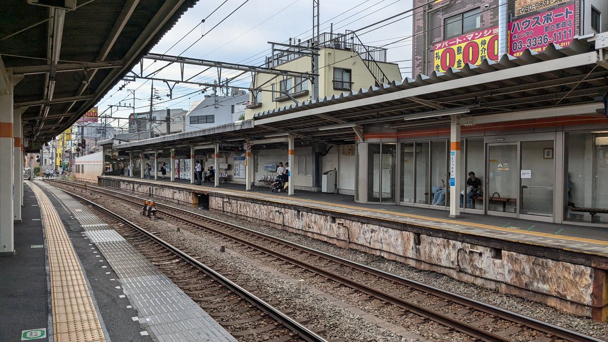 「都立家政駅。何の変哲もない都内の2面2線(駅舎は端部)であるが、本線格のこういう」|しーさいどのイラスト