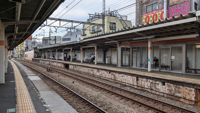 都立家政駅。何の変哲もない都内の2面2線(駅舎は端部)であるが、本線格のこういう駅は尽く高架化してしまった時代であるし、逆に稀少だ。 