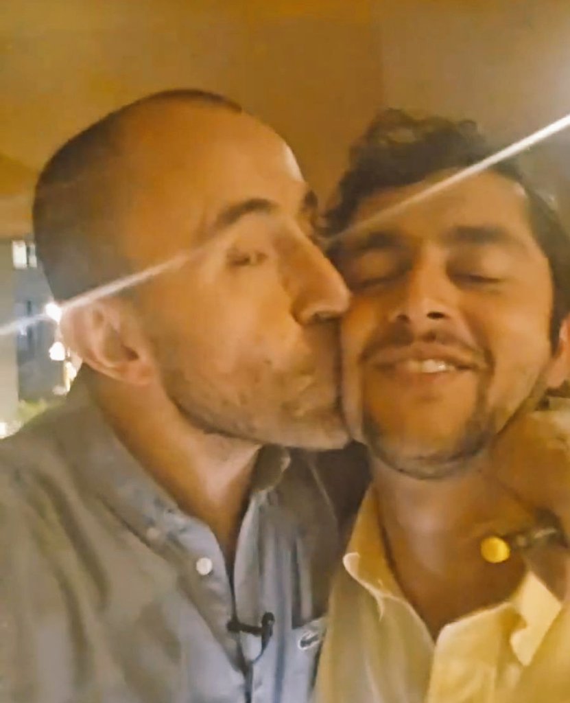JulianProgre's tweet photo. Amigo Uribista varón "heterosexual" .

Sres y Sras  Uribistas antes de estar hablando de maricas revisen sus casas.  Posiblemente podrán encontrar sorpresitas. como las que encontró  @venessadelatorre 

Por eso se divorció de este esta cuota inicial de hombre llamado @DiegoASantos 

Y a vos @arielarmelv  que te pusiste hablar de turismo sexual siendo una roba maridos. Creo que deberias guardar la lengua. Daña hogares 🤣