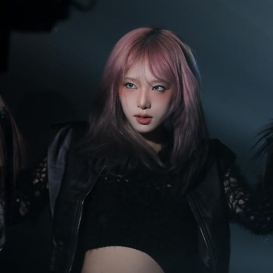 dearlycyn's tweet photo. choi yena being the very definition of loser trapped in a hot girl's body ─ thread https://t.co/Zh9TPZeApK