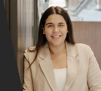 Mi primera chamba. El gobierno confirmó que Valeria Eduarda Arroyo Zúñiga, de 24 años y graduada como abogada hace un año en la Universidad Católica de Guayaquil, es la Viceministra de Hidrocarburos. No se le puede exigir experiencia alguna.