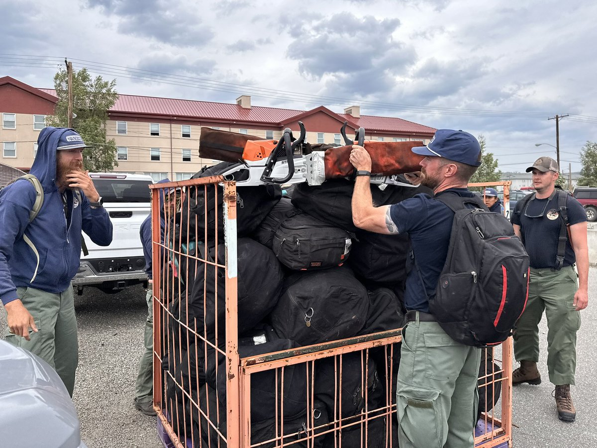 brian_schnee's tweet photo. TODAY: 2๏ธโฃ Utah hotshot crews arrived in Fairbanks, Alaska for wildfire assignments. ๐ฅ
@UtahFFSLโs @AltaHotshots assigned to the #RileyFire near Denali National Park.
@BLMUtahโs Bonneville Hotshots assigned to the #GlobeFire north of Fairbanks.
๐ธ @BLMAlaska Fire Service https://t.co/YMqKBtOF4t