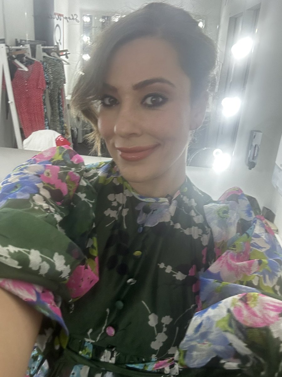 And that’s a wrap. #QVC’s day of kitchen/food shows is over for another year. Wearing another vintage number from <a href="/missfitcreates/">Debbie Murphy</a> and presenting the Cook’s Essentials 5.8 litre air fryer and various air fryer accessories. #airfryer #presenter #tvpresenter #shoppingtv #whatiwore
