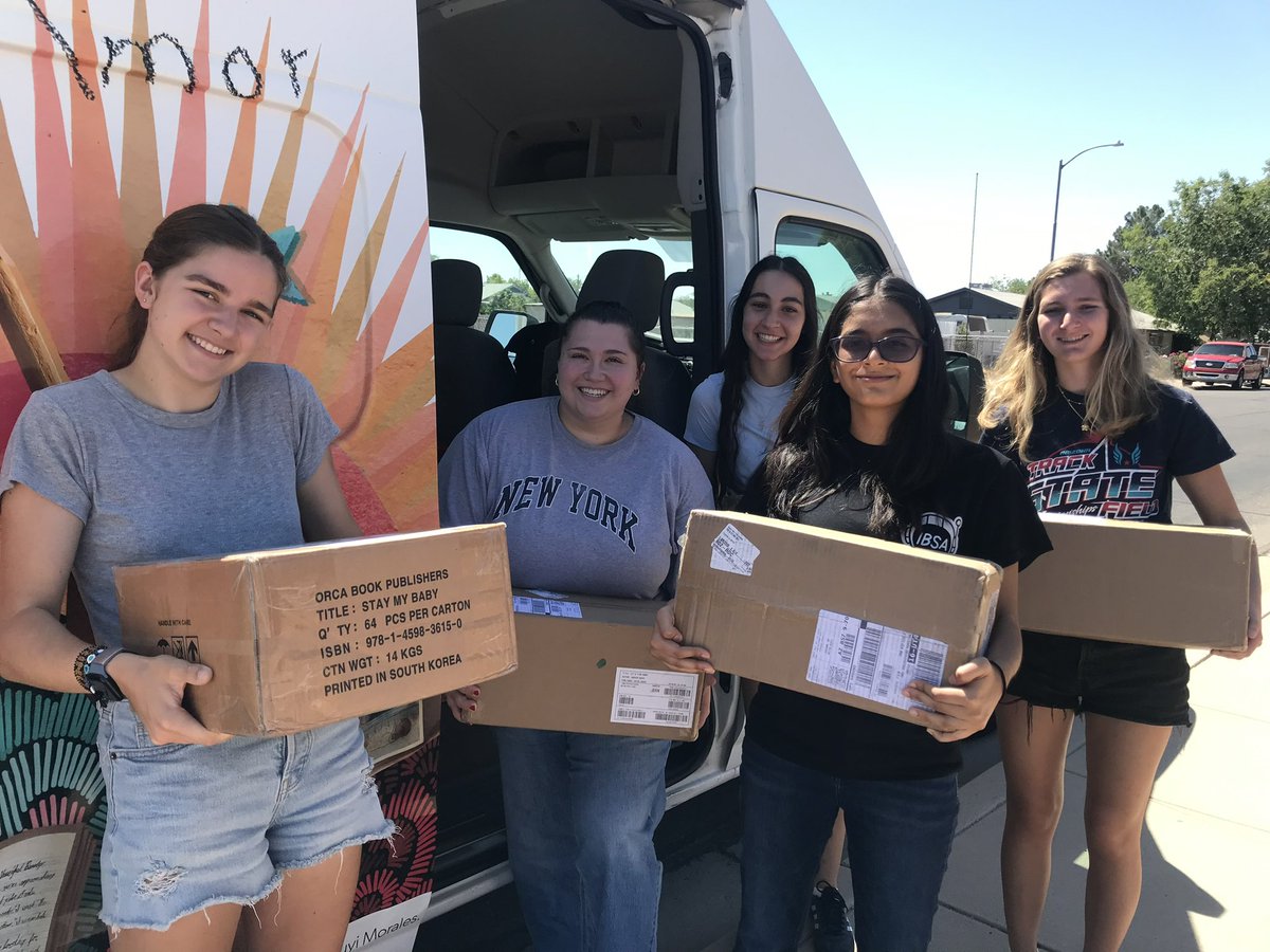 AZLD4Dems's tweet photo. NVD interns helped organize 1,000s of books for Make Way for Books—an early literacy program that helps low income children & families nurture a love of reading with access to books of their own. 📚👍 #AZLD2 #AZLD4 #NorthValleyDems #SummerInterns https://t.co/QNWkyMVO8e