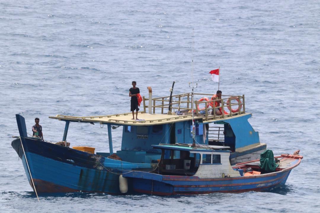 Mawilla_1's tweet photo. @KD_Perantau memberi bantuan kepada bot nelayan Indonesia semasa di Laut China Selatan. Bot nelayan dari Kepulauan Natuna hanyut selama 6 hari akibat kerosakan enjin di tunda ke Pulau Tioman dan diserahkan kepada APMM.

@tldm_rasmi
@MPA_Barat

#BersatuBersediaBerjaya
#3B4one https://t.co/pjke2YunJt