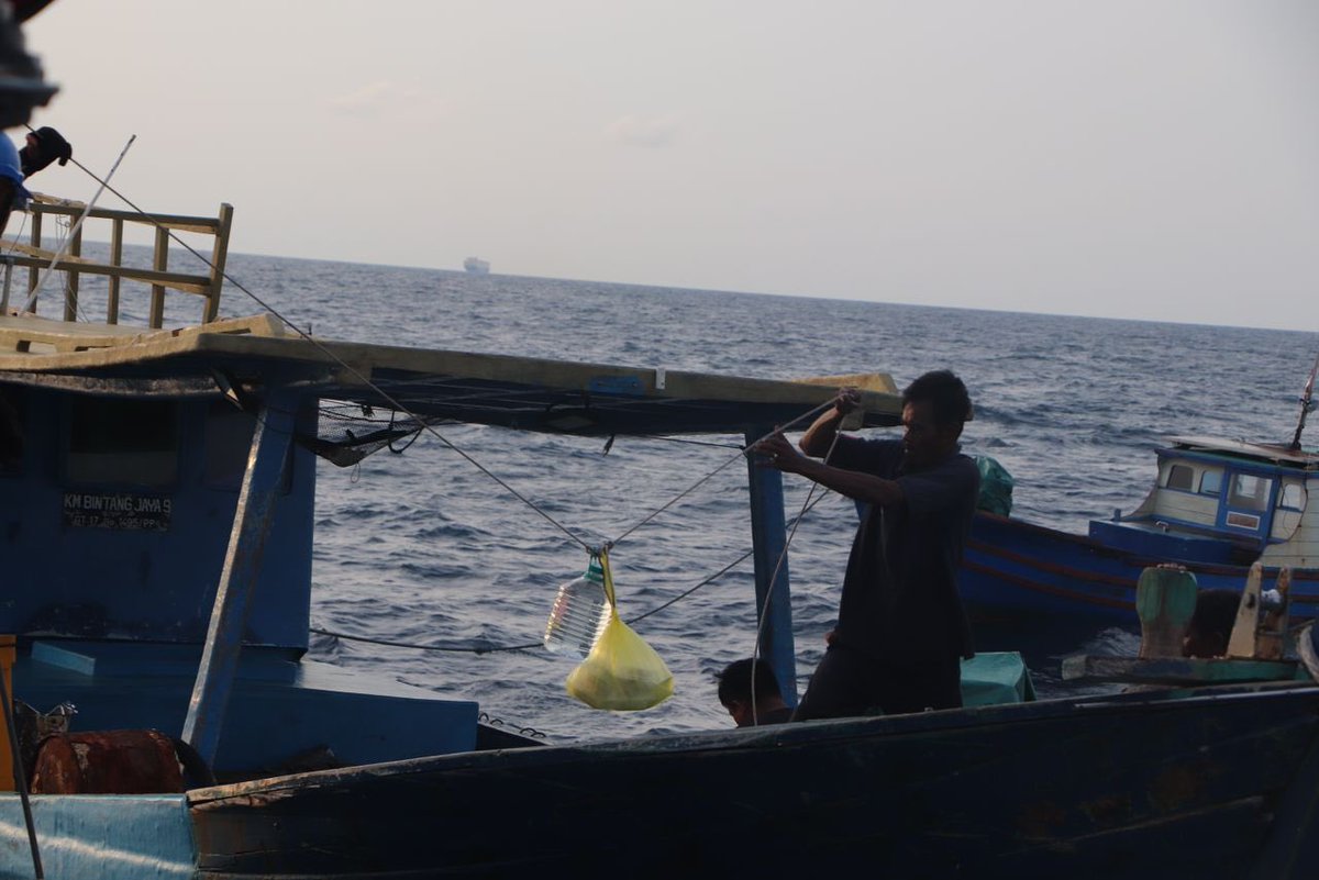 Mawilla_1's tweet photo. @KD_Perantau memberi bantuan kepada bot nelayan Indonesia semasa di Laut China Selatan. Bot nelayan dari Kepulauan Natuna hanyut selama 6 hari akibat kerosakan enjin di tunda ke Pulau Tioman dan diserahkan kepada APMM.

@tldm_rasmi
@MPA_Barat

#BersatuBersediaBerjaya
#3B4one https://t.co/pjke2YunJt