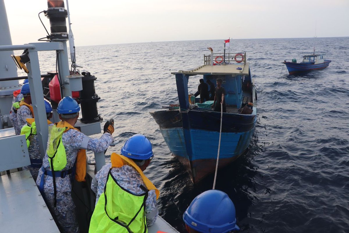 Mawilla_1's tweet photo. @KD_Perantau memberi bantuan kepada bot nelayan Indonesia semasa di Laut China Selatan. Bot nelayan dari Kepulauan Natuna hanyut selama 6 hari akibat kerosakan enjin di tunda ke Pulau Tioman dan diserahkan kepada APMM.

@tldm_rasmi
@MPA_Barat

#BersatuBersediaBerjaya
#3B4one https://t.co/pjke2YunJt