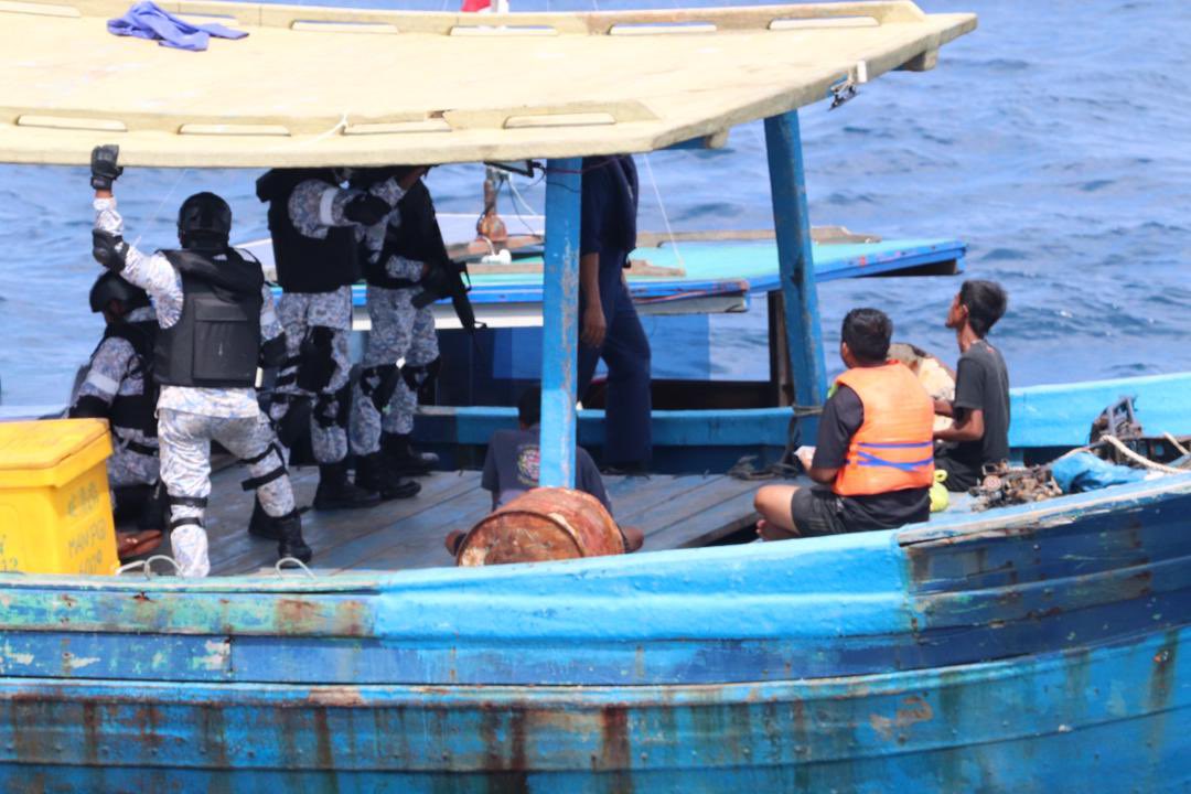 Mawilla_1's tweet photo. @KD_Perantau memberi bantuan kepada bot nelayan Indonesia semasa di Laut China Selatan. Bot nelayan dari Kepulauan Natuna hanyut selama 6 hari akibat kerosakan enjin di tunda ke Pulau Tioman dan diserahkan kepada APMM.

@tldm_rasmi
@MPA_Barat

#BersatuBersediaBerjaya
#3B4one https://t.co/pjke2YunJt