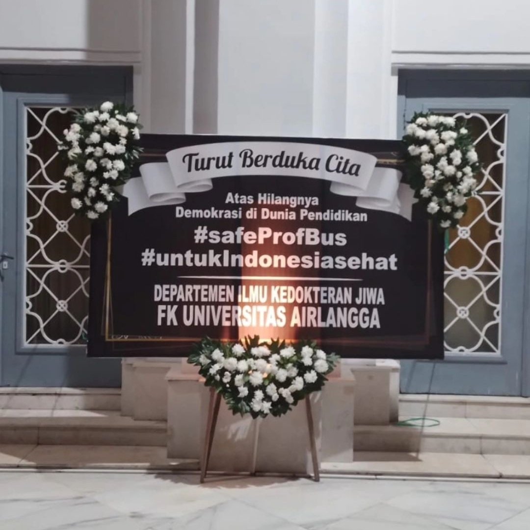 Lonishania's tweet photo. update-an dosen w pagi ini wkwkwk makin kocak wakanda ini 
#SafeProfBus #UntukIndonesiaSehat #RIPDemokrasi #TolakDokterAsing https://t.co/KjnIhtBh5i