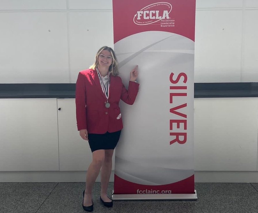 SCHSFoodie's tweet photo. Chase received a silver medal! She ran into some unexpected variables during competition, but persevered through (because she had Pirate P.R.I.D.E) and ended up with a cake she was proud of, and some stellar cookies! Thanks for your commitment to our chapter pres! https://t.co/zqGbTX6kTL