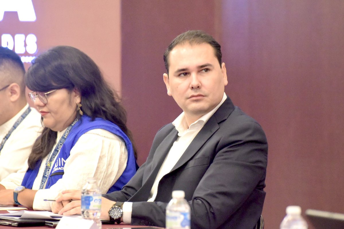 AdolfoSalazar_'s tweet photo. Representando al gobernador  Alfonso Durazo, en la presentación de resultados de la estrategia de Gobernanza Migratoria en Sonora, donde la @OIM_Mexico nos otorgó una acreditación que reconoce la políticas públicas migratorias y buenas prácticas de este gobierno. https://t.co/uN5FiQ3slH