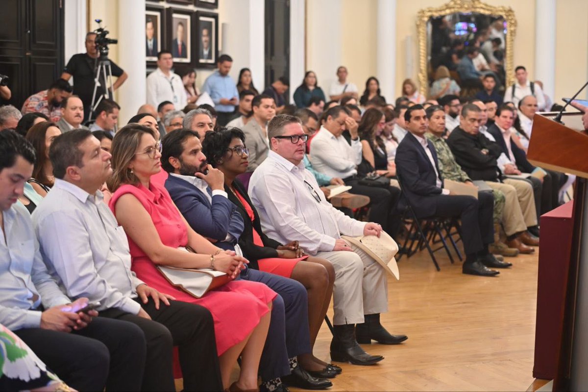 AdolfoSalazar_'s tweet photo. Representando al gobernador  Alfonso Durazo, en la presentación de resultados de la estrategia de Gobernanza Migratoria en Sonora, donde la @OIM_Mexico nos otorgó una acreditación que reconoce la políticas públicas migratorias y buenas prácticas de este gobierno. https://t.co/uN5FiQ3slH