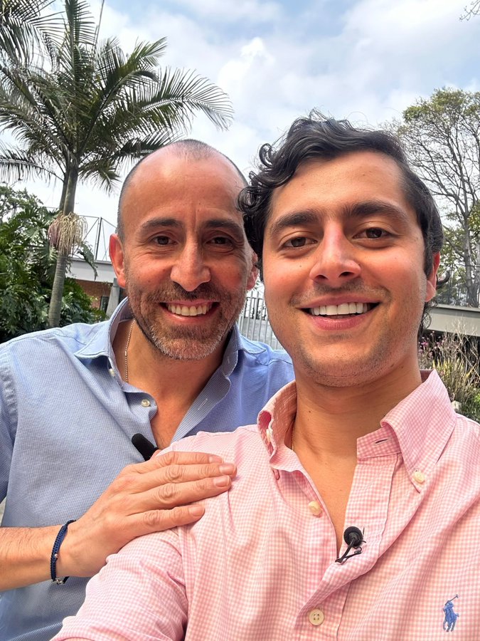 Amigo Uribista varón "heterosexual" .

Sres y Sras  Uribistas antes de estar hablando de maricas revisen sus casas.  Posiblemente podrán encontrar sorpresitas. como las que encontró  @venessadelatorre 

Por eso se divorció de este esta cuota inicial de hombre llamado