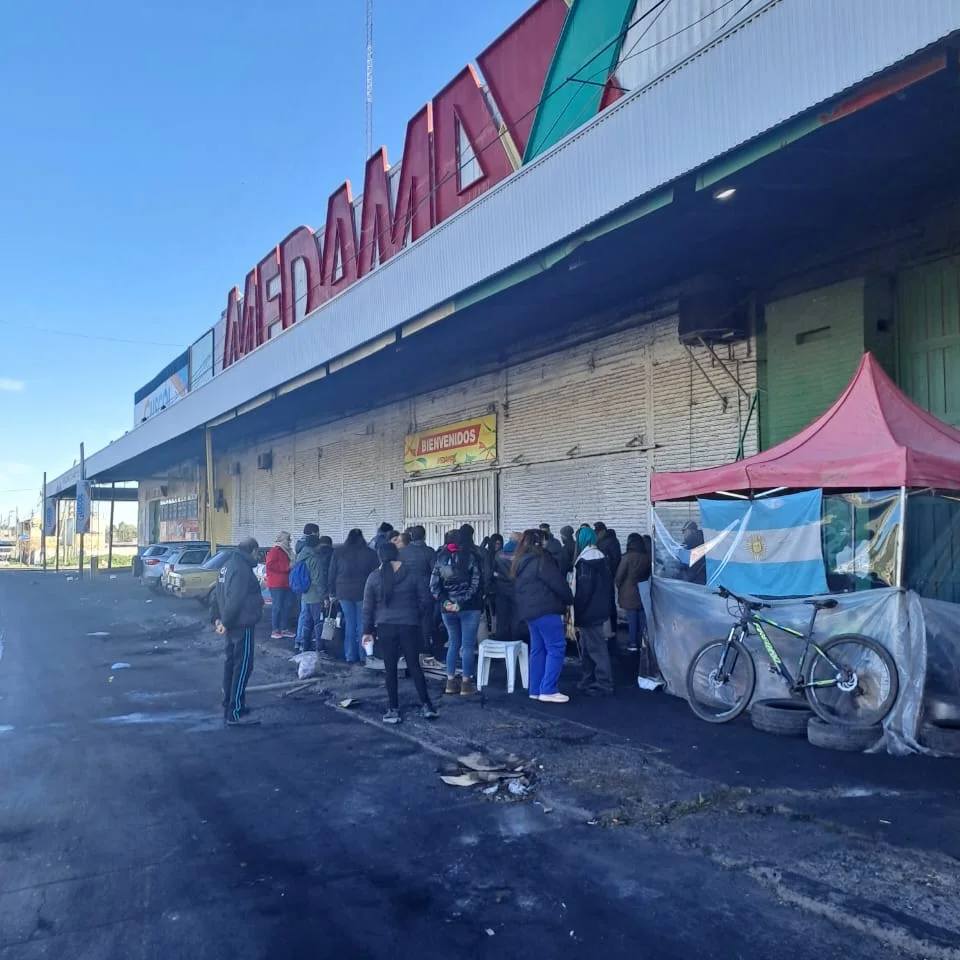 #LaMatanza ✂ Esta mañana, se llevó a cabo la audiencia en la regional de Trabajo en San Justo por los 70 trabajadores despedidos de #Medamax Laferrere, representados por el <a href="/PrensaSeoca/">SEOCAprensa</a> La empresa no se presentó.
Sigue el acampe en la puerta de la sucursal sobre la Ruta N 3.