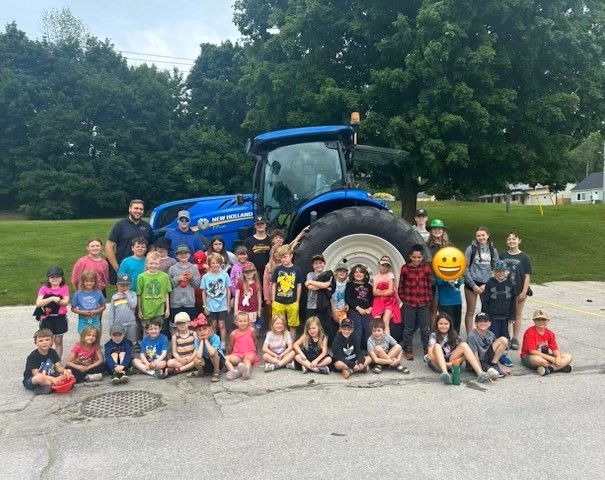 RobertsEquip_'s tweet photo. Those of us who have the privilege of working with Nate Osterndorff know how he can brighten any day.

And that's exactly what he did for the youngsters attending Chesley Day Camp.

He gave them an opportunity to "Touch A Tractor" ... in this case a #NewHolland T7.

#RFE #OntAg https://t.co/7hG4FJna7F