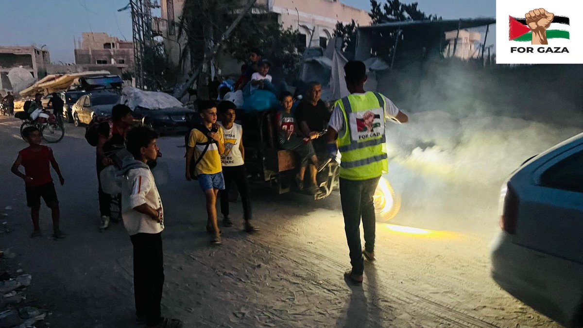 GazaDirectAid's tweet photo. Providing water to displaced people who were forced to move to another place without knowing where they were going 
Together for Gaza relief
@rida_ehab 
https://t.co/vnKipLwl8X https://t.co/g3dhjDKqH8