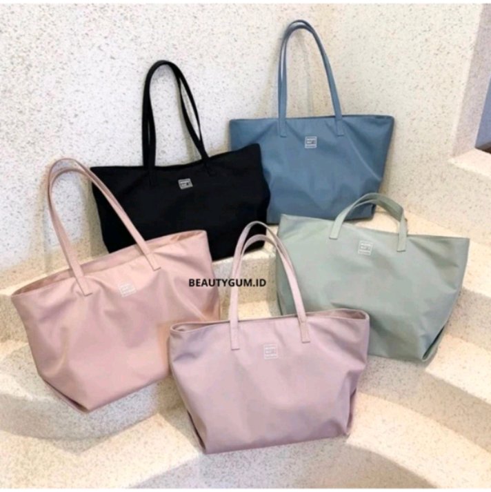 ashesnv_'s tweet photo. https://t.co/45ezc4f47U

nah kalau yg ini pas banget buat kalian yg lagi nyari tas buat kuliah, cakep bgt ngga sih kuliah pake totebag kayak gini🙂‍↕️🙂‍↕️ https://t.co/7c4liMzjfU