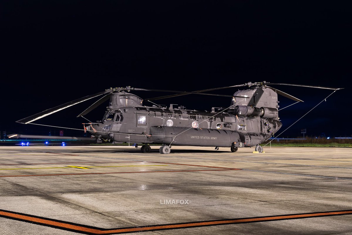 Lima__fox's tweet photo. N I G H T •  S T A L K E R S 
UNITED STATES ARMY
MH-47G/MH-60M 
#mh47g #mh60m #usarmy #chinook https://t.co/mA3bKhAYz3