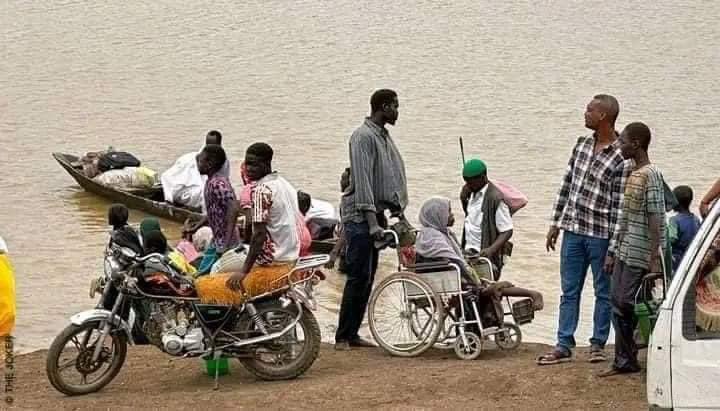 YousifAlneima's tweet photo. 🚨🚨 Here is the #SudanWar... between the cities of #Dinder and #Gedaref... the suffering of children and women forced by the war into painful displacement.
@UN @antonioguterres
@UNICEF @WFP_Sudan @USAIDSudan @CIJ_ICJ @KarimKhanQC @IntlCrimCourt @AmnestyAR @UN_HRC @volker_turk @hrw @hrw_ar @MoOsman88
