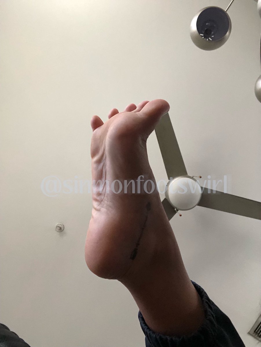 Sinmonfootswirl's tweet photo. What's your favorite thing about this pic?
#footarch #foot #giantess #smoothsole #sole #footfetish #feetworshi̇p #feet #archappeal https://t.co/katIGCRXFk