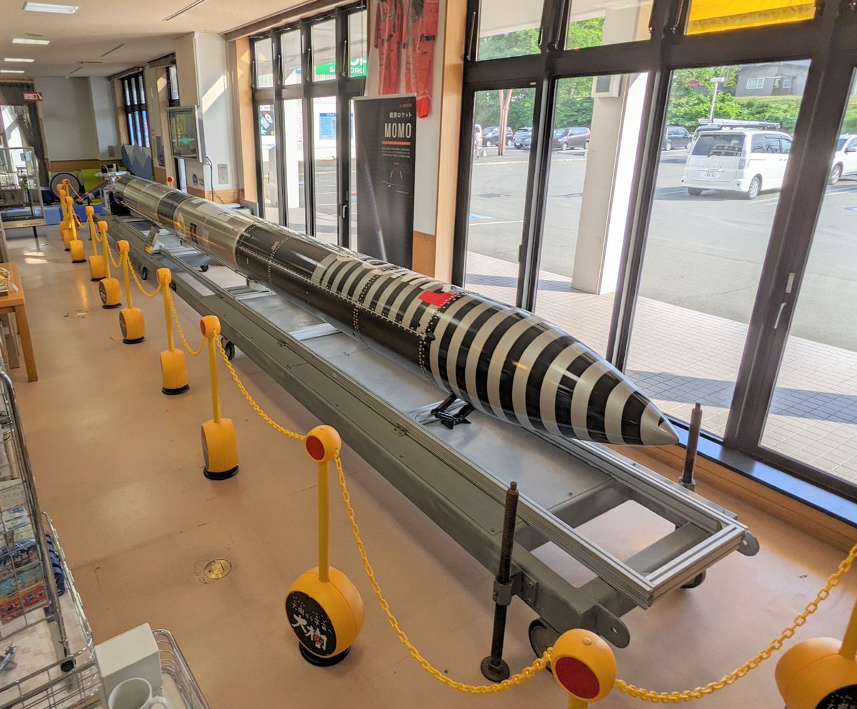HEPCO_NETWORK's tweet photo. 【道内事業所からお伝えするわが町自慢㉜】
北海道スペースポートの整備が進むロケットの町、大樹町をご紹介🚀
道の駅には、ロケットを製造する #インターステラテクノロジズ の10mの実物大ロケットが展示されていて、迫力満点！ここでしか買えない宇宙グッズもありますので、是非お立ち寄りください。 https://t.co/fNmmE0Aa4V