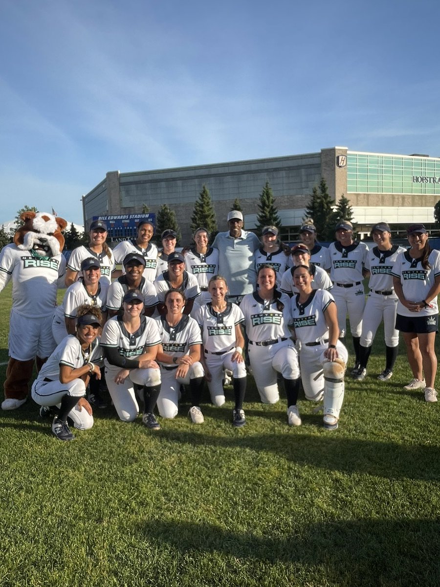 Had the pleasure of hanging out with New York’s newest professional team @newyorkrisesoftball tonight! What an incredible group of athletes. #RiseUp