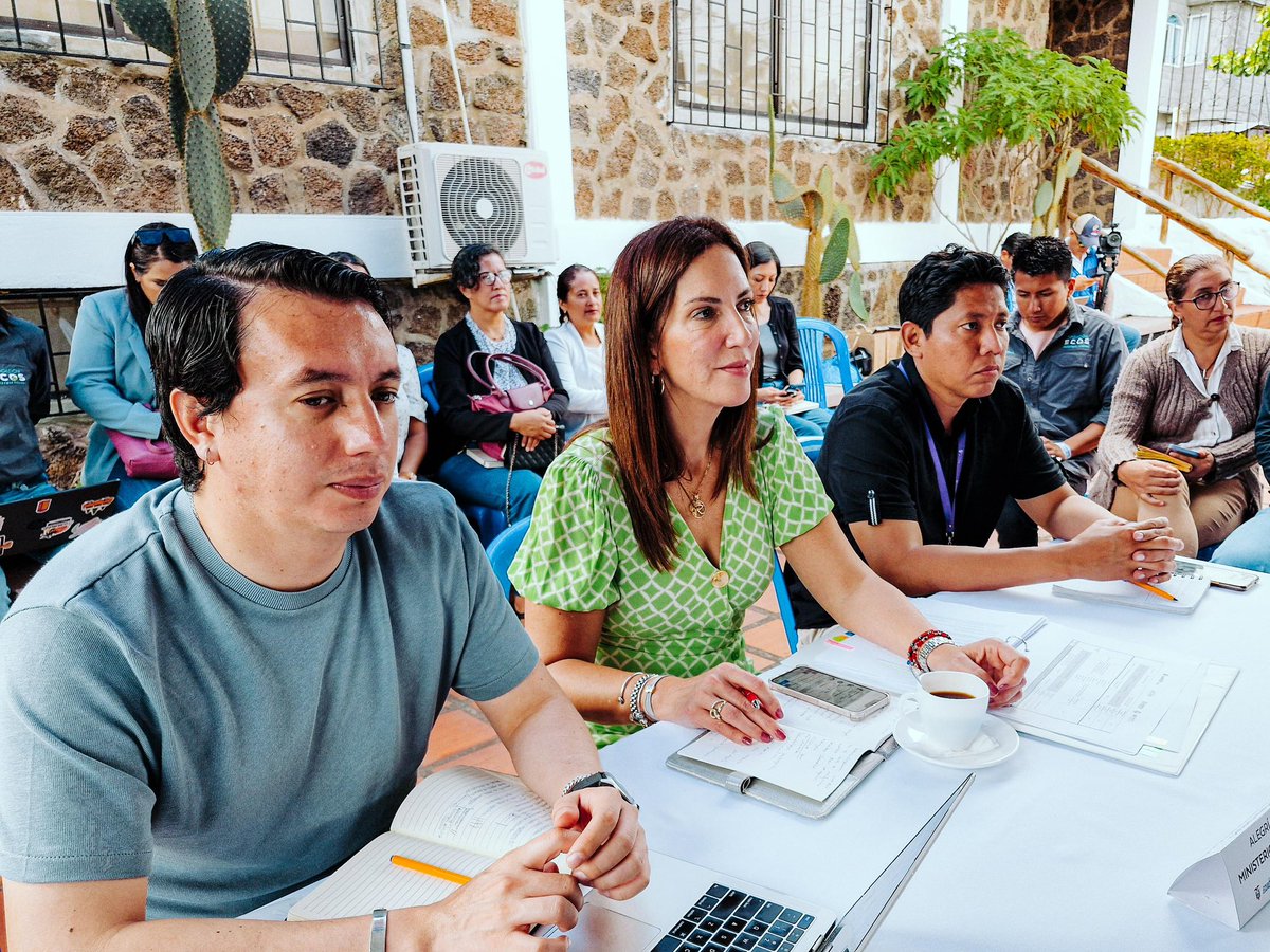 Educacion_Ec's tweet photo. [GALÁPAGOS] La ministra @AlegriaCrespo participó en la reunión del Acuerdo Galápagos por la Educación, donde se trataron temas cruciales como:

✅ Avance de la Mesa de Currículo y Formación Docente como apoyo a la implementación de la Contextualización Curricular con enfoque de Sostenibilidad para Galápagos (CCSG).
✅ Presentación de resultados de la Evaluación de Proyectos de Educación Ambiental en Galápagos.

#ElNuevoEcuadorResuelve