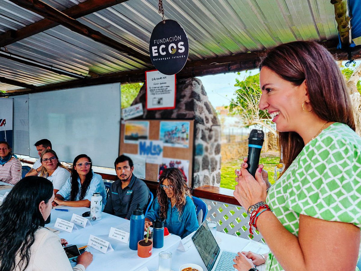 Educacion_Ec's tweet photo. [GALÁPAGOS] La ministra @AlegriaCrespo participó en la reunión del Acuerdo Galápagos por la Educación, donde se trataron temas cruciales como:

✅ Avance de la Mesa de Currículo y Formación Docente como apoyo a la implementación de la Contextualización Curricular con enfoque de Sostenibilidad para Galápagos (CCSG).
✅ Presentación de resultados de la Evaluación de Proyectos de Educación Ambiental en Galápagos.

#ElNuevoEcuadorResuelve