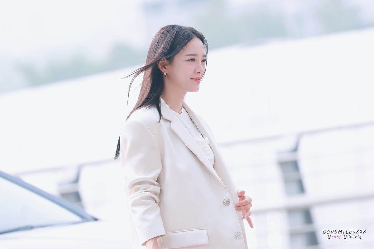 godsmile0828's tweet photo. 240704 ICN 

@0828_kimsejeong
#김세정 #세정 #갓세정 #kimsejeong #sejeong #キムセジョン #金世正 https://t.co/62vCIuTggr