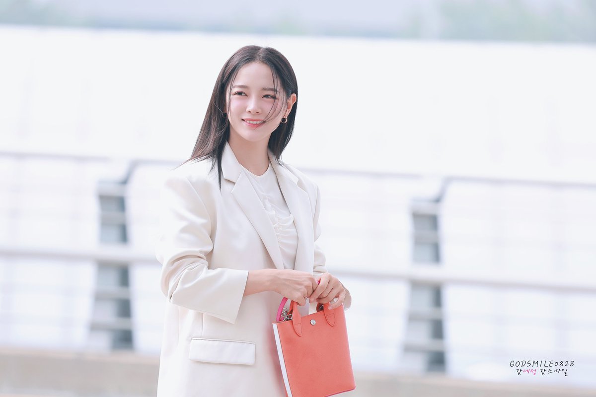 godsmile0828's tweet photo. 240704 ICN 

@0828_kimsejeong
#김세정 #세정 #갓세정 #kimsejeong #sejeong #キムセジョン #金世正 https://t.co/62vCIuTggr
