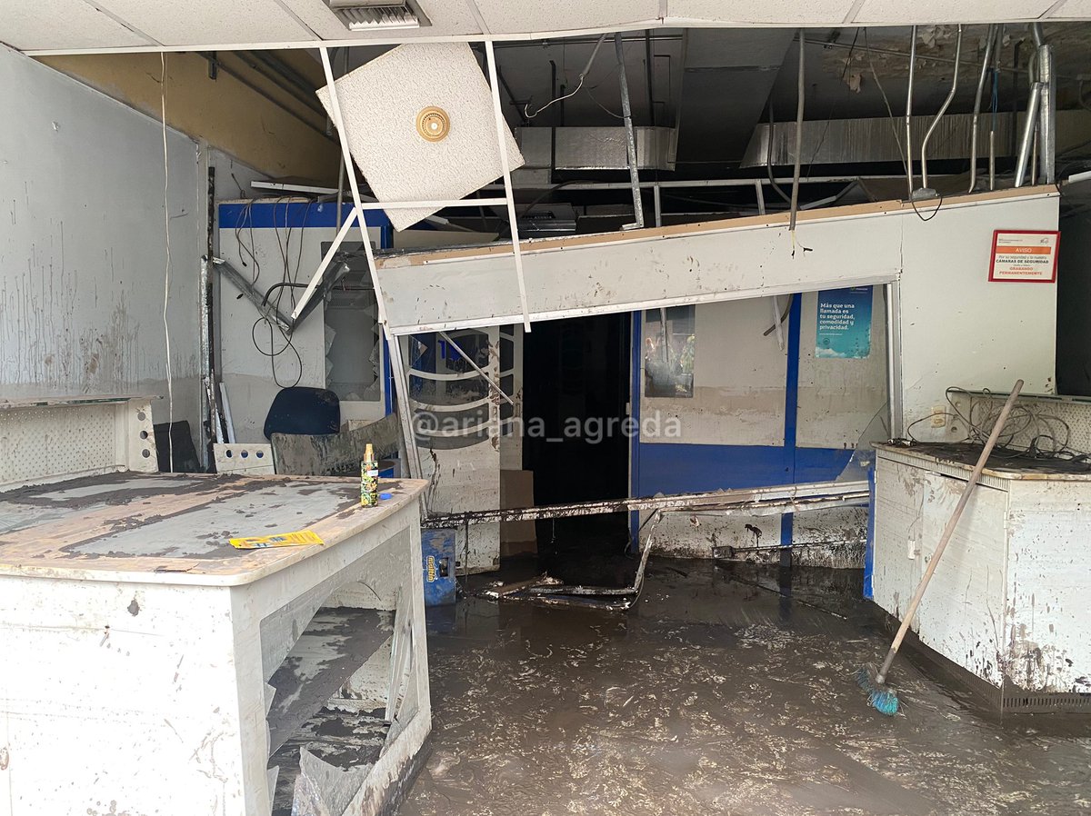 ariana_agreda's tweet photo. #SUCRE | Comerciantes de Cumanacoa, municipio Montes, estiman que las pérdidas de sus locales superan los 10.000$. Según el Gobernador del estado Sucre, asegura que hay 145 negocios afectados, sin embargo, los empresarios aseguraron no haber sido censados

#03Jul #Inundaciones https://t.co/9o17kw49zB