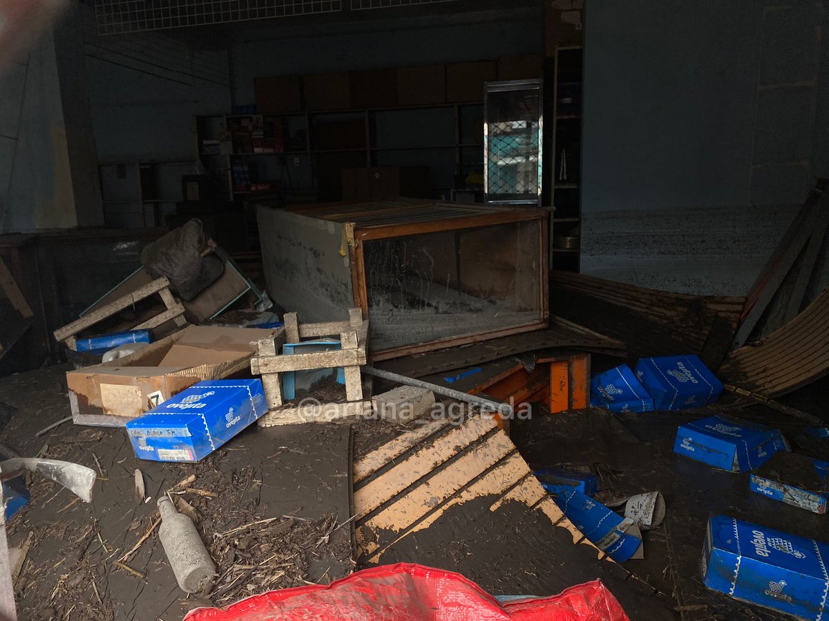 ariana_agreda's tweet photo. #SUCRE | Comerciantes de Cumanacoa, municipio Montes, estiman que las pérdidas de sus locales superan los 10.000$. Según el Gobernador del estado Sucre, asegura que hay 145 negocios afectados, sin embargo, los empresarios aseguraron no haber sido censados

#03Jul #Inundaciones https://t.co/9o17kw49zB