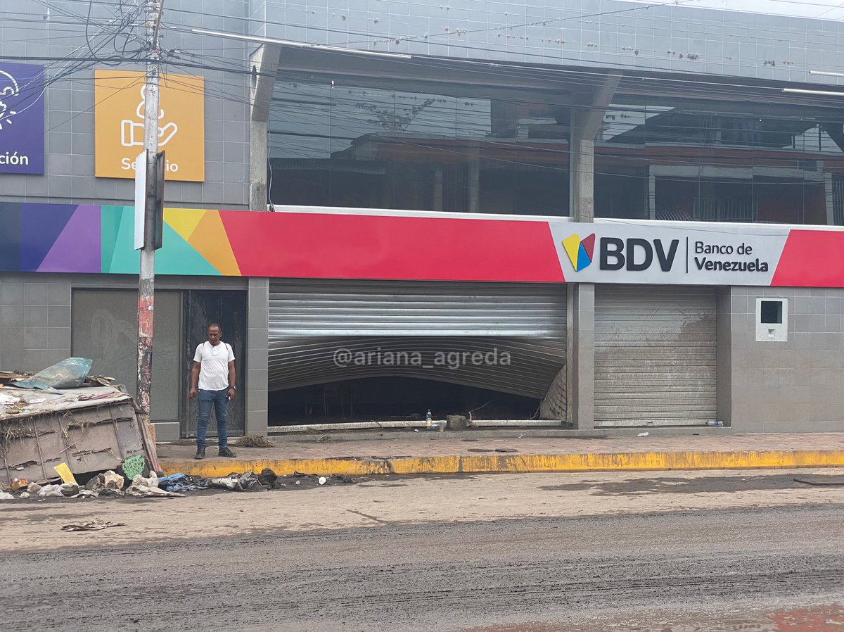 ariana_agreda's tweet photo. #SUCRE | Comerciantes de Cumanacoa, municipio Montes, estiman que las pérdidas de sus locales superan los 10.000$. Según el Gobernador del estado Sucre, asegura que hay 145 negocios afectados, sin embargo, los empresarios aseguraron no haber sido censados

#03Jul #Inundaciones https://t.co/9o17kw49zB