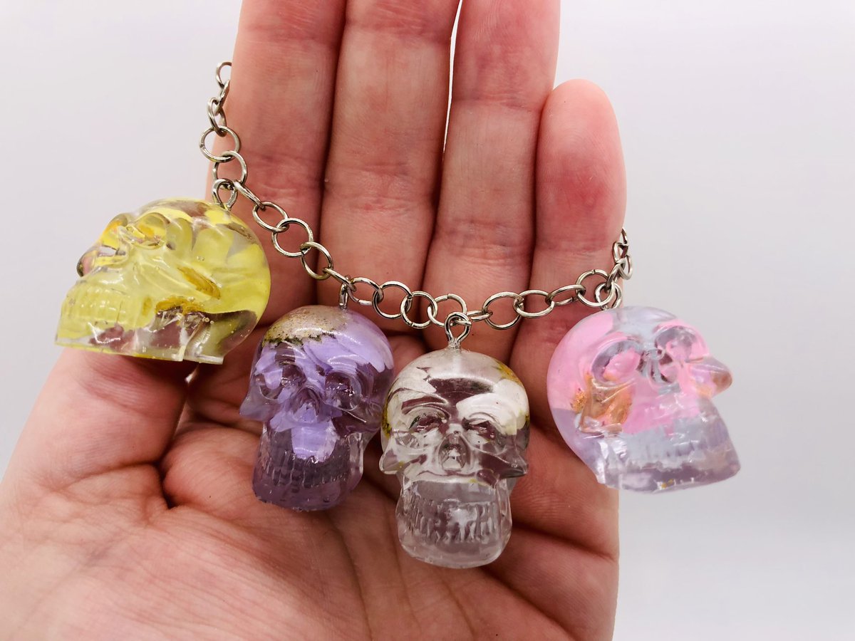 RogueResin's tweet photo. Floral multicolored daisy resin skull bracelet. 🌼💀 https://t.co/LtiKGtKW81