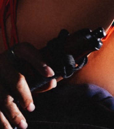 Why I thought Tinashe was holding a gun this whole time?