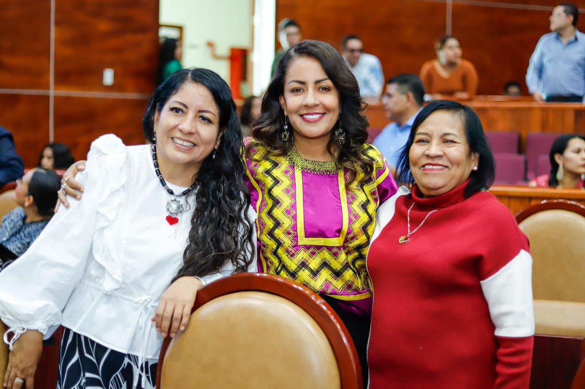 marianabenitezt's tweet photo. Hoy en el @CongresoOaxaca_ , reconocí  la histórica lucha de las mujeres por el voto femenino.

En el marco de los 69 años de que las mujeres votamos por primera vez en elecciones federales, destaco la importancia de la igualdad sustantiva en la agenda de género de nuestra Presidenta Electa, @Claudiashein . Al conmemorar la participación política de las mujeres, subrayo los avances significativos y el rol crucial de las sufragistas en la transformación de nuestro país hacia un futuro más igualitario.

#MarianaEnMarcha 
#OaxacaEnMarcha