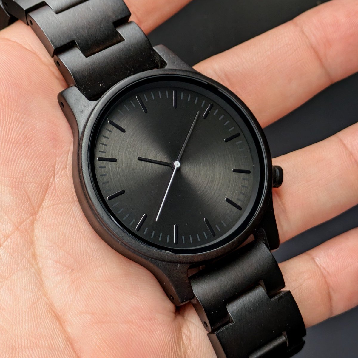⌚久々のプレゼント企画です🎁
サンプルで制作したグラデーションブラックの文字盤ウッドウォッチ⌚
・EINBANDロゴは入っておりません
・新品の電池に交換済み
・当選者様1名のみ

【参加方法】
① <a href="/einband_taka/">木製腕時計のお店 EINBAND</a>
 をフォロー
②この投稿をいいね＆RT
応募締切 7月7日(日) 23:59まで
↓注意事項🙏