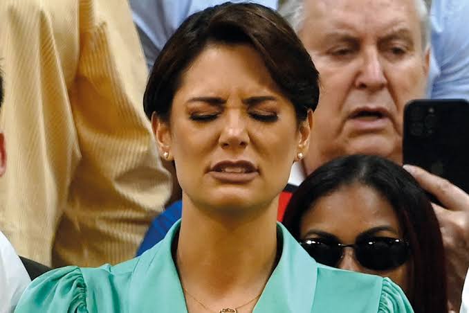 vinicios_betiol's tweet photo. RESUMO DO DIA:

1)  Michelle Bolsonaro é denunciada ao Ministério Público sob a suspeita de uso do cartão corporativo para colocar silicone.

2) Flávio Bolsonaro aparece com mais de R$ 3 milhões e quita mansão financiada.

3) Chefe do gabinete pagava despesas pessoais do Carlos Bolsonaro. 

4) Após ataque especulativo, dólar tem forte queda.

5) Carla Zambelli compara a Benedita da Silva com a Chica da Silva, mulher escravizada.

6) Lula decide recriar Comissão de Mortos e Desaparecidos Políticos extinta por Bolsonaro.

7) Governo Lula anuncia corte de R$ 25,9 bilhões em despesas para cumprir arcabouço fiscal.

8) Em reunião com democratas, Biden não aceita desistir da disputa.