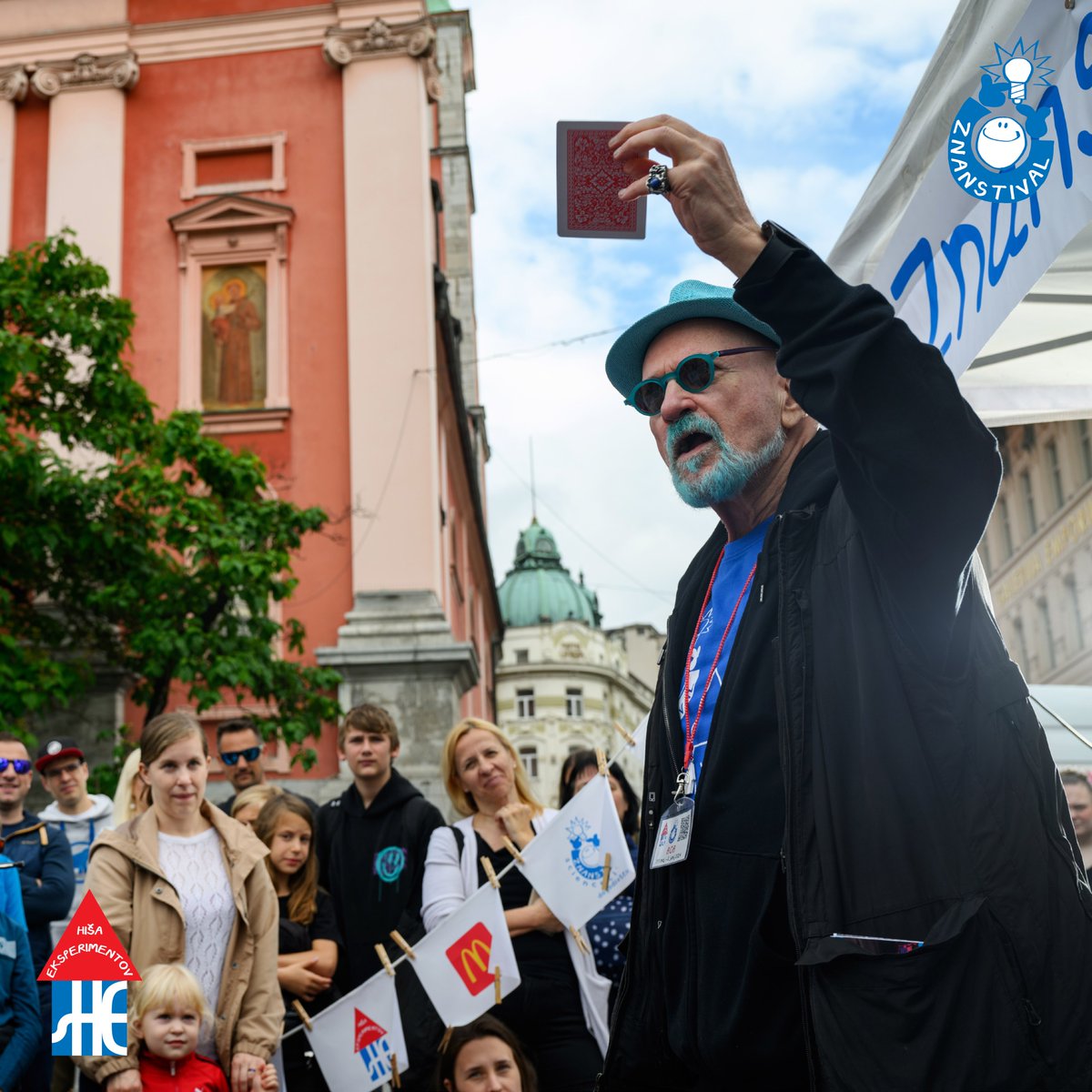 Utrinek z letošnjega Znanstivala:

Ali so tudi čarovniški triki znanost? Bob nam je pokazal kako uporabiti magijo za spodbujanje znanstvenega načina razmišljanja.

Bob pravi, da lahko kvantno prepletemo dva kupčka kart. Kaj pa vi mislite?

Foto: Domen Pal

#znanstival