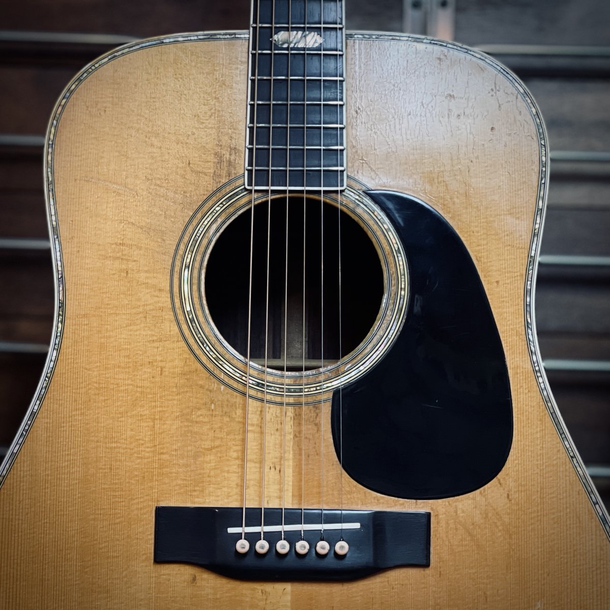 dolphingt's tweet photo. 【大阪店】C.F.MARTIN：D-41（1971年製）
ここまでくるとかっこいい……。

#dolphinguitars #ドルフィンギターズ
#Martin #マーティン #CFMartin #マーチン
#ビンテージ #絶妙なキズの付き具合 https://t.co/JbCNfPYEY2
