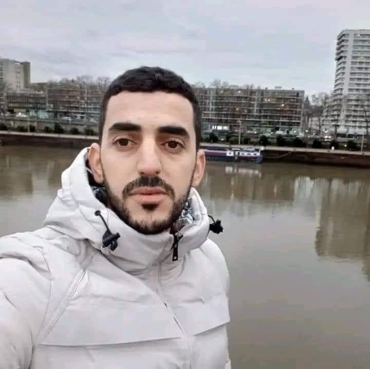 Tamazgha_'s tweet image. ⭕️ La police TUE ! Un jeune de bejaia tué par un policier hors service en France.  🥲

Amar Slimani âgé de 32ans, originaire de Ait Mellikeche, Tazmalt. Vivait en situation précaire en France. Sans domicile fixe, il s&apos;est réfugié dans un garage abandonné situé dans un terrain…
