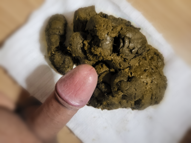 Today, I'm going to use the dog poop that I collected at the park ! I'm going to play hot all day. Due to the hot weather, the poop is more mature and smells dirty💕