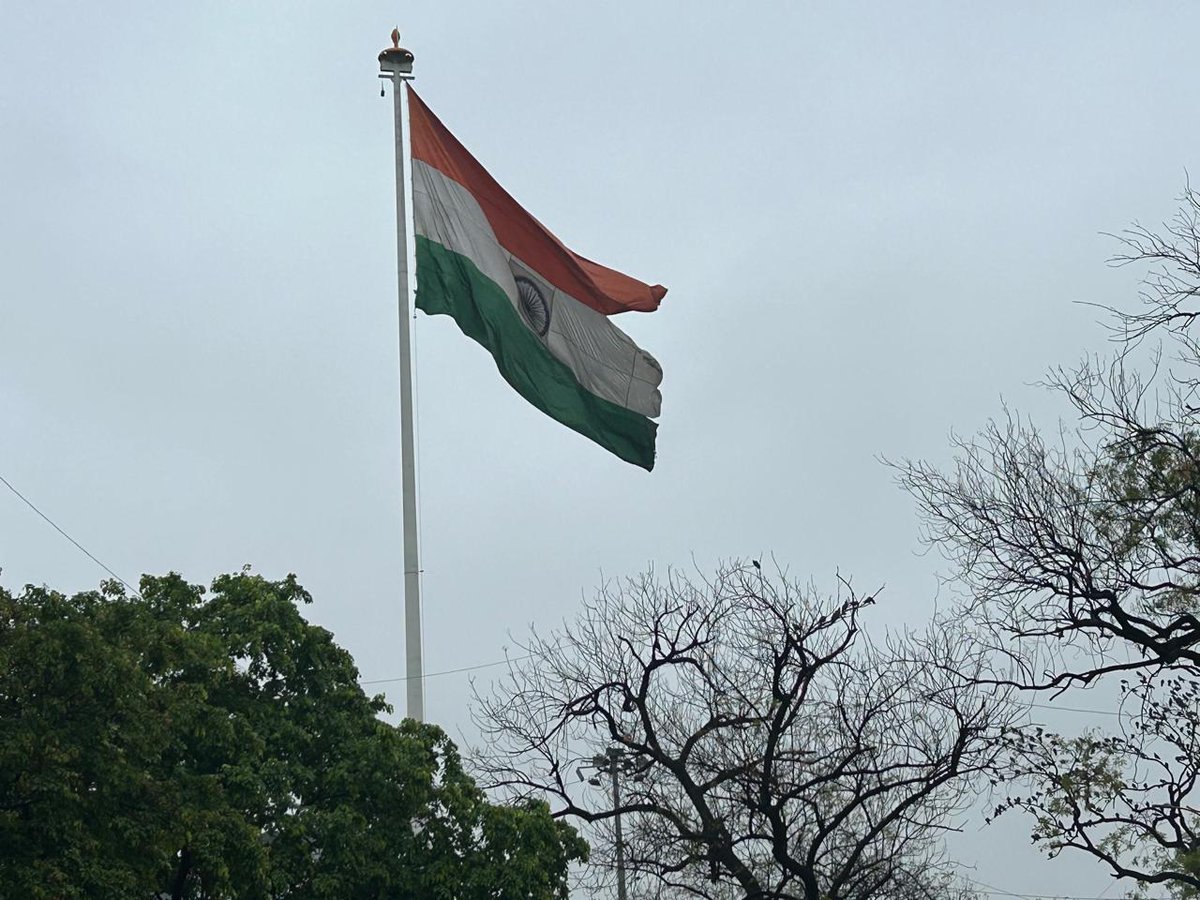 sansaniwal's tweet photo. While walking along Lodhi Road near DSC, I've noticed the deteriorating condition of our national flag for the past week. It's disheartening. I urge the authorities to replace it immediately.
@MPNaveenJindal
@FFOIndia @HMOIndia https://t.co/5rNGxoWVMY
