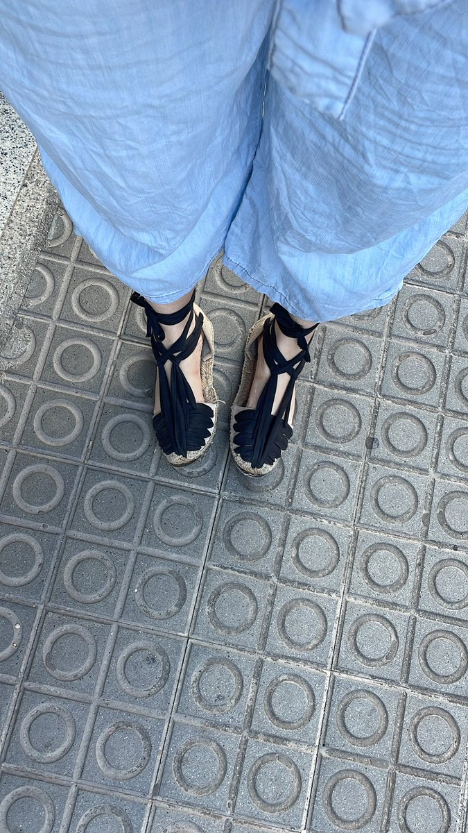 Per favor. Fa tant que no tuitejo que ja torno a sentir la vergonya de no saber què escriure i joder. 

Però BON DIA LI’N DIUEN visca les 7vetes