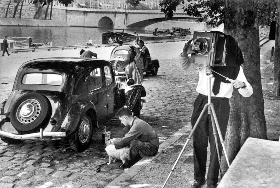 Bonjour. 😊☕️🥐

Henri Cartier-Bresson.
Traction Avant, quai de Montebello. 
1955. Paris